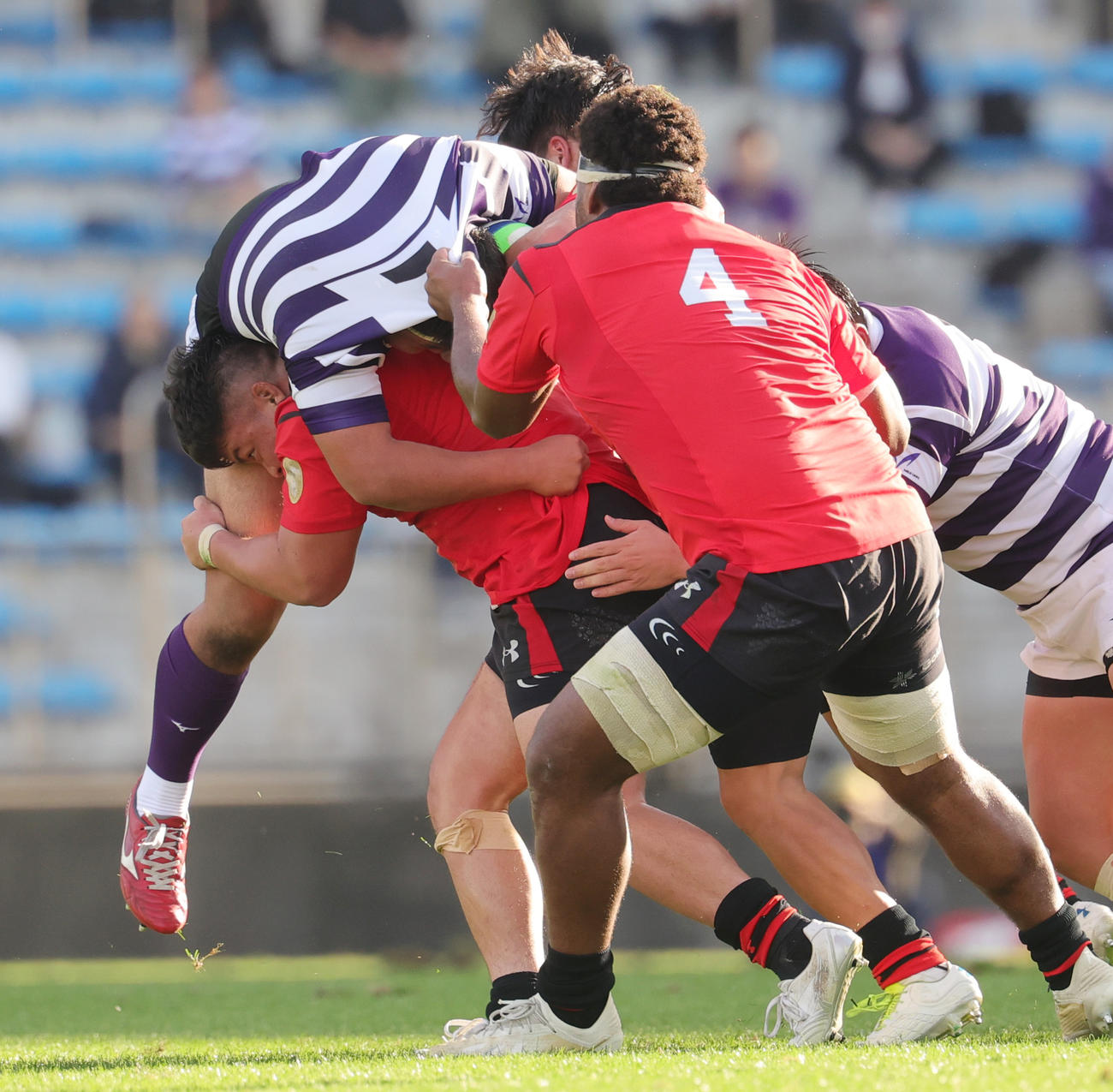 帝京大対明大　前半、明大プロップ西野（左）にタックルする帝京大プロップ当真（撮影・野上伸悟）