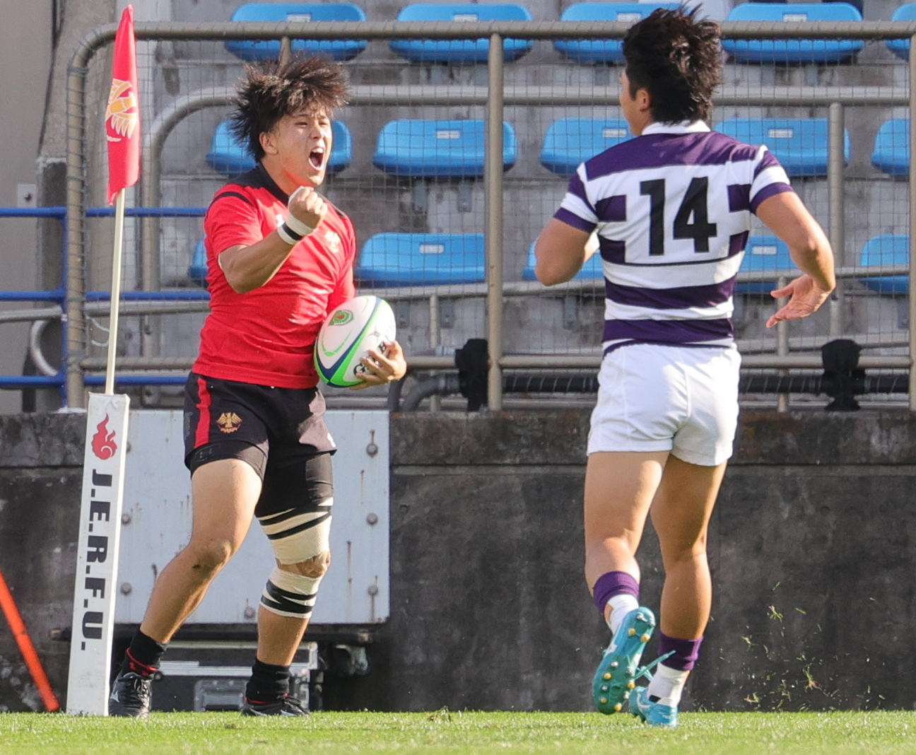 帝京大対明大　前半、先制トライを決め喜ぶ帝京大WTB生田（撮影・野上伸悟）