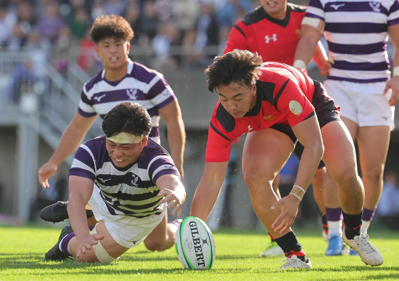 帝京大対明大　前半、ボールを奪いあう明大フランカー福田（左）と帝京大SO本橋尭（撮影・野上伸悟）