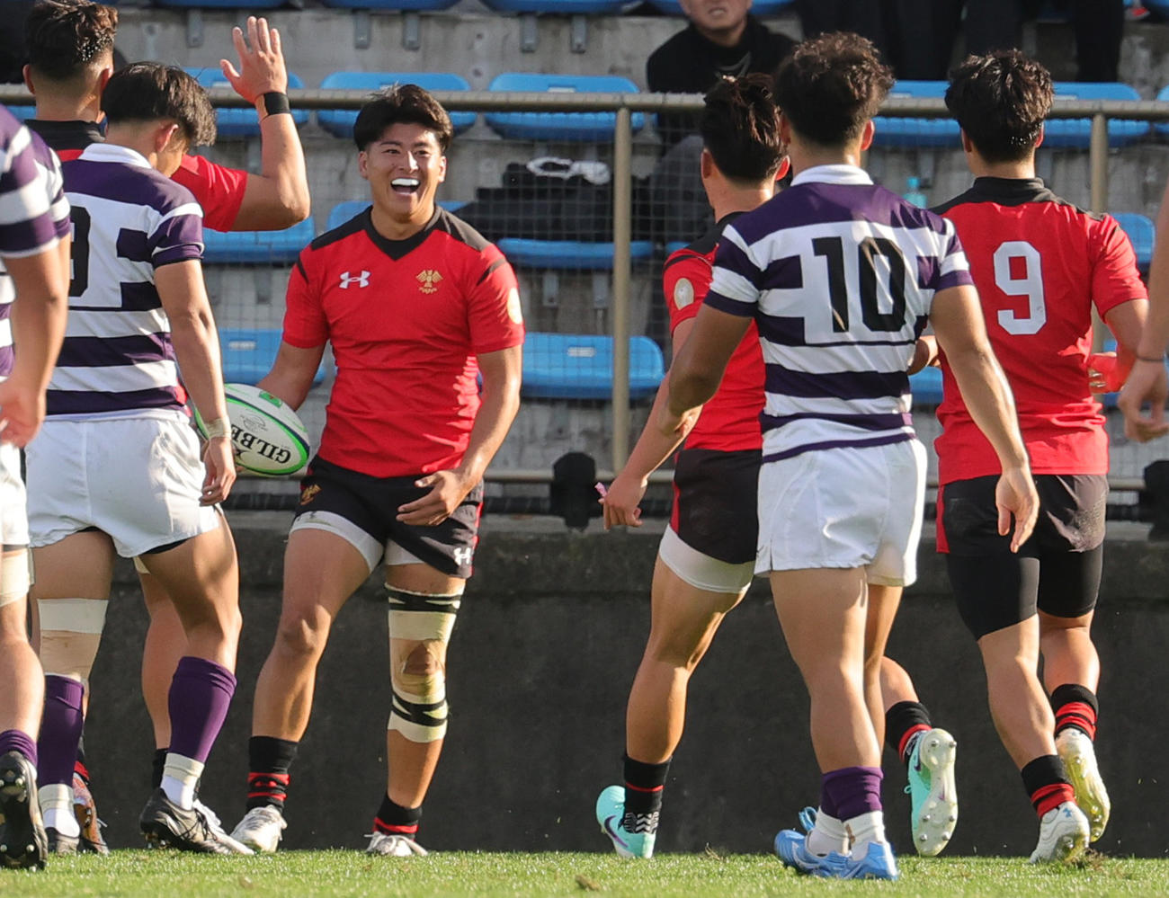 帝京大対明大　前半、トライを決め喜ぶ帝京大CTB上田（撮影・野上伸悟）