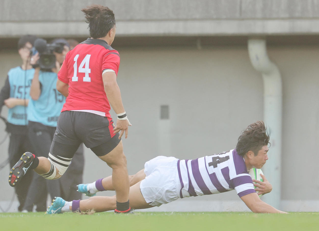 帝京大対明大　前半、トライを決める明大WTB白井（撮影・野上伸悟）