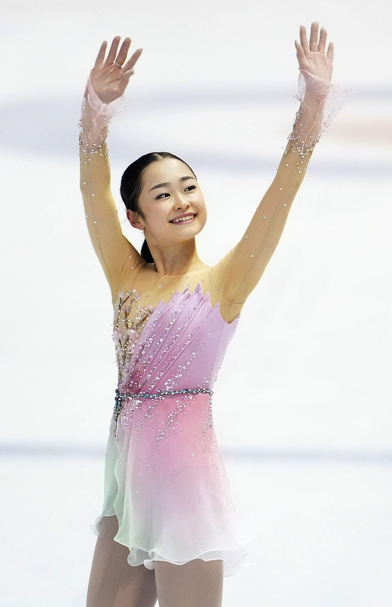 女子フリーの演技を終え、笑顔で観客の声援に応える島田麻央。史上初の4連覇を果たした（共同）