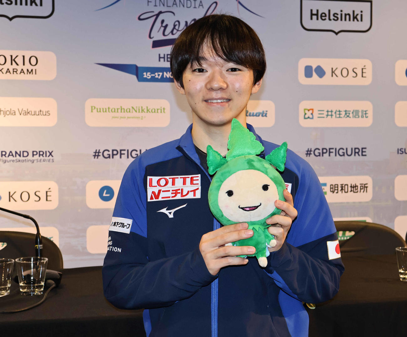 ぬいぐるみを手に持ち笑顔の鍵山優真（撮影・竹本穂乃加）＝2024年11月17日、フィンランド・ヘルシンキ