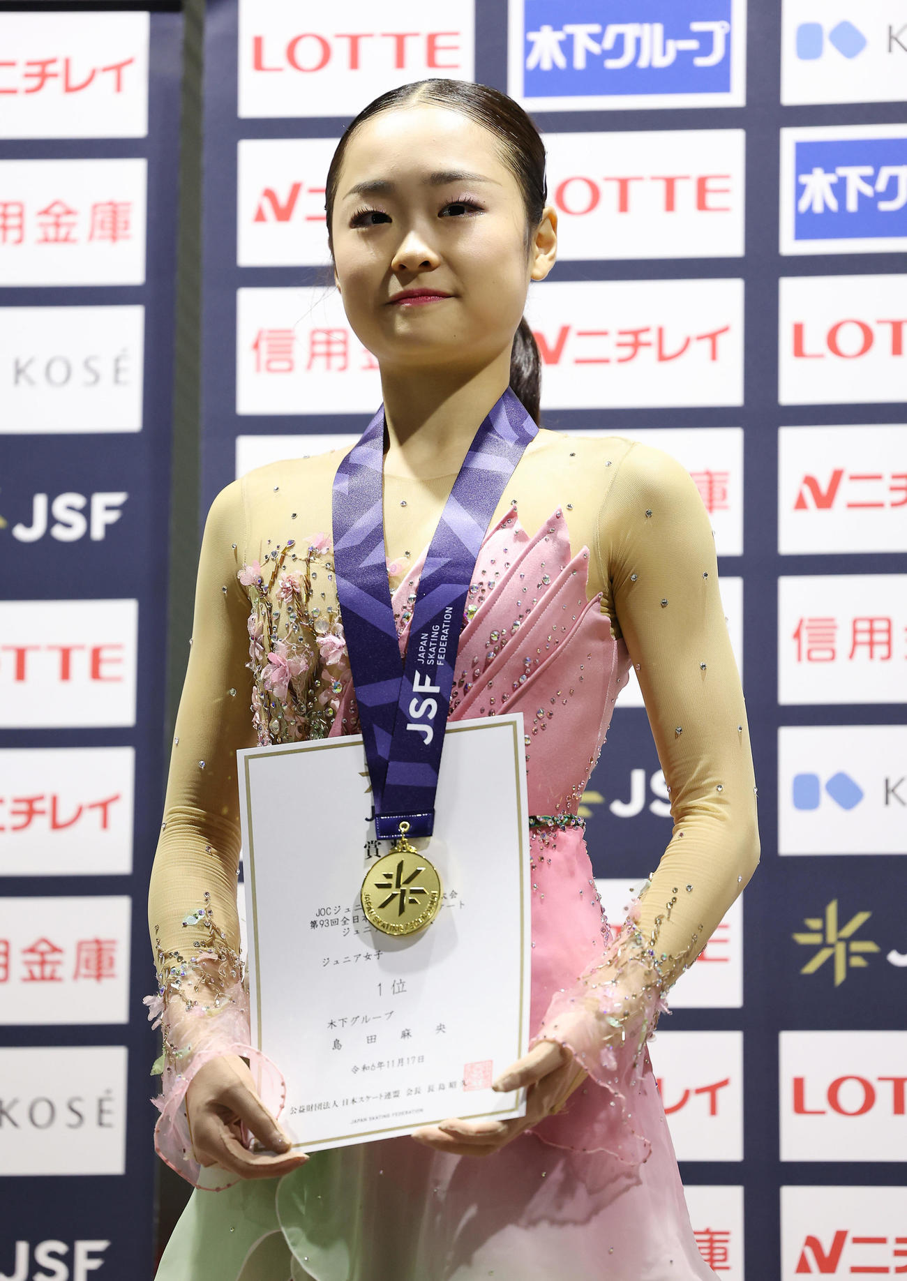 全日本ジュニア選手権で優勝し表彰式で笑顔を見せる島田麻央（撮影・前田充）