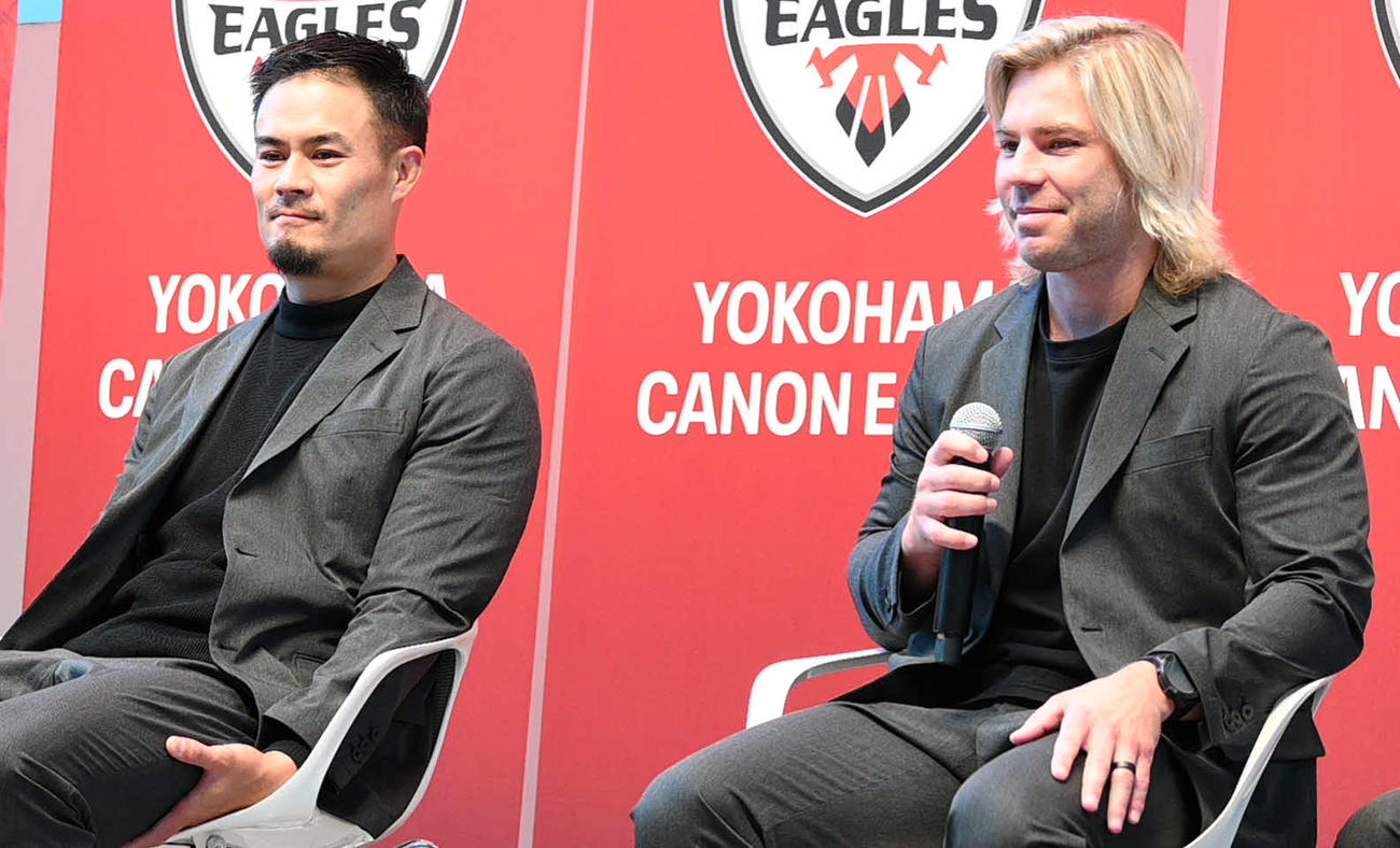出陣式でファンの質問に答える横浜のデクラーク（右）と田村（撮影・飯岡大暉）