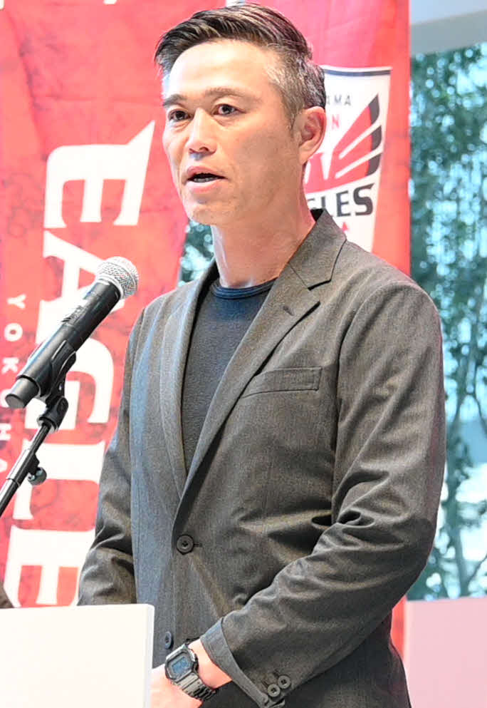 新シーズンへの意気込みを語る沢木監督（撮影・飯岡大暉）