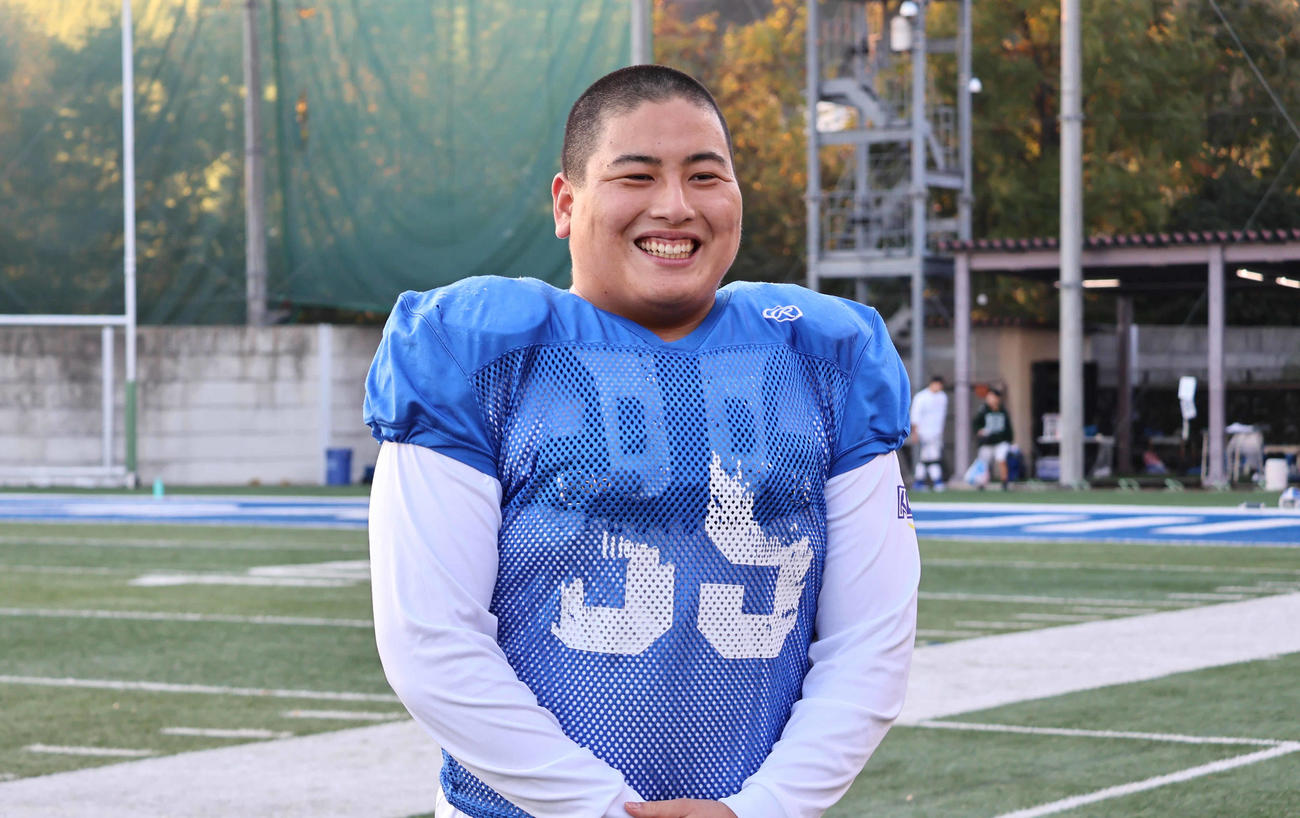 グラウンドで笑顔の関学大・金川理人（撮影・竹本穂乃加）