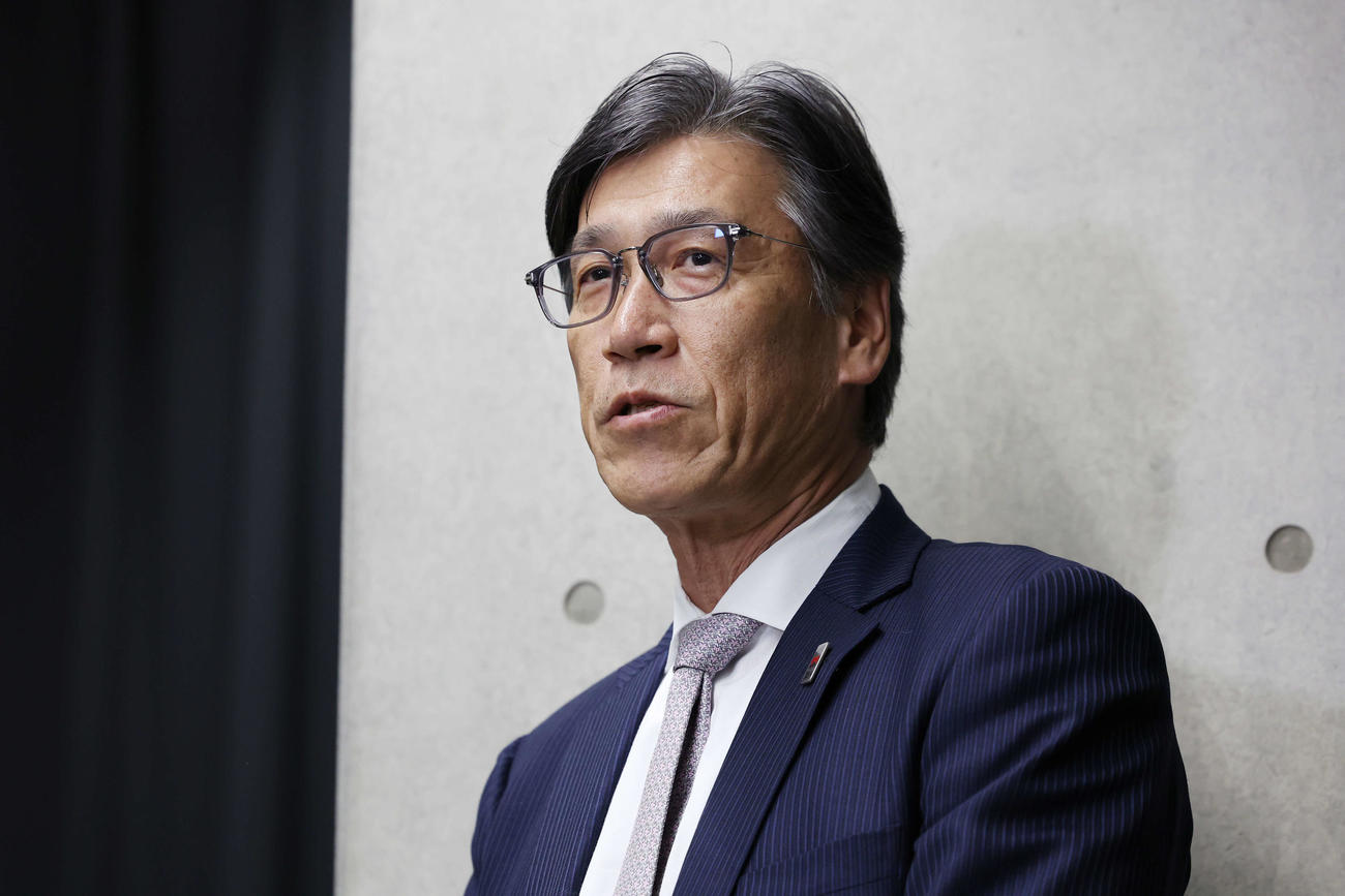 囲み取材で話す日本バスケットボール協会の渡辺事務総長（撮影・宮地輝）