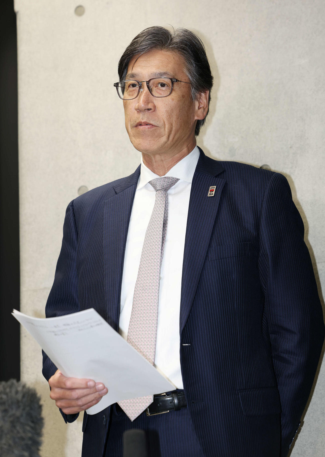 囲み取材で話す日本バスケットボール協会の渡辺事務総長（撮影・宮地輝）