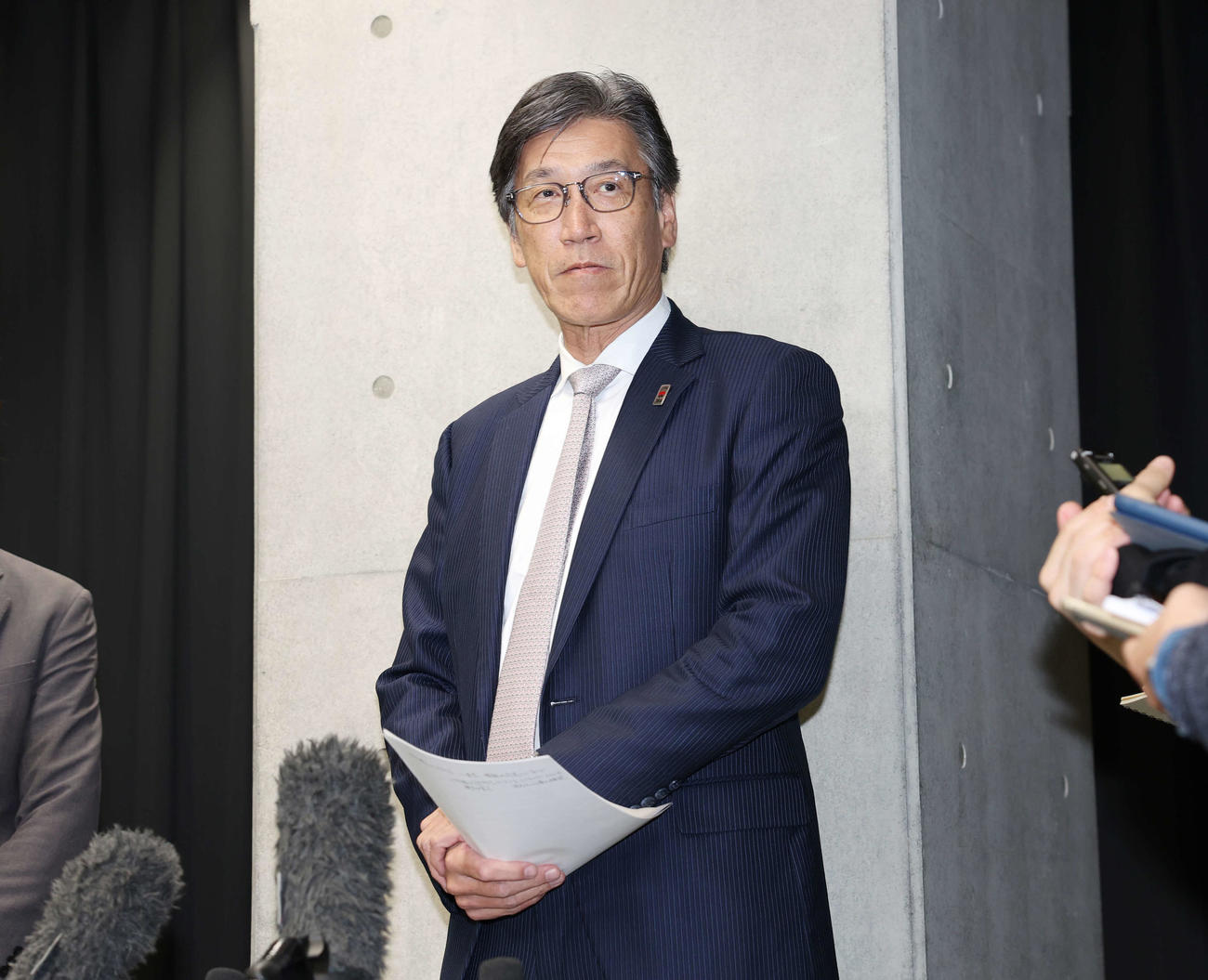 囲み取材で話す日本バスケットボール協会の渡辺事務総長（撮影・宮地輝）