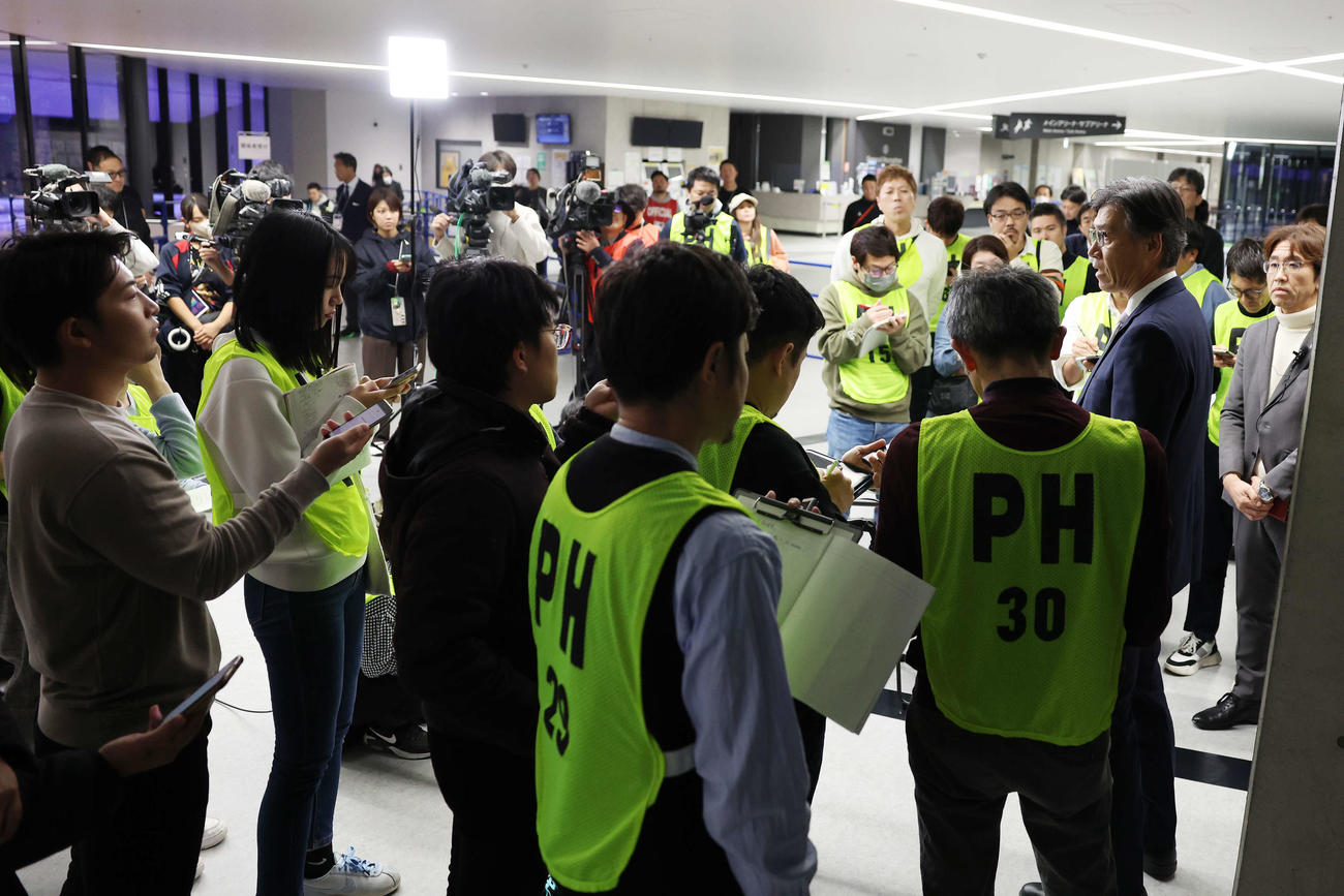 囲み取材で話す日本バスケットボール協会の渡辺事務総長（撮影・宮地輝）