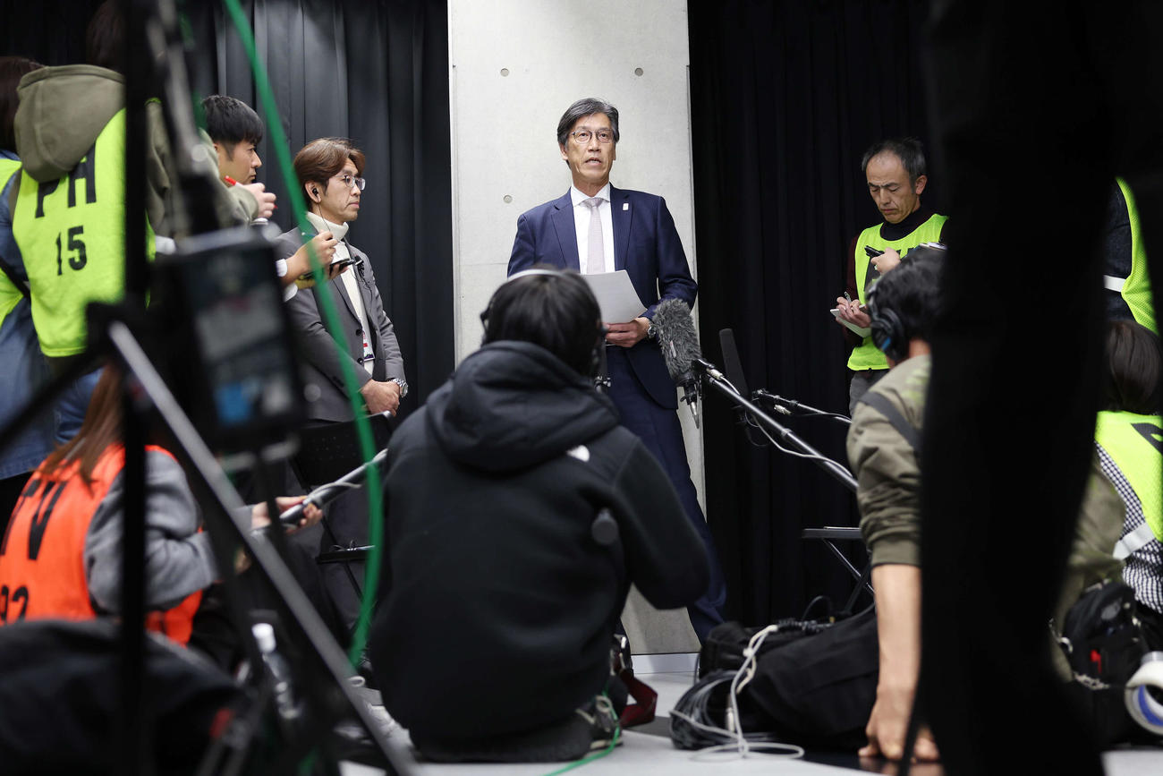 囲み取材で話す日本バスケットボール協会の渡辺事務総長（撮影・宮地輝）