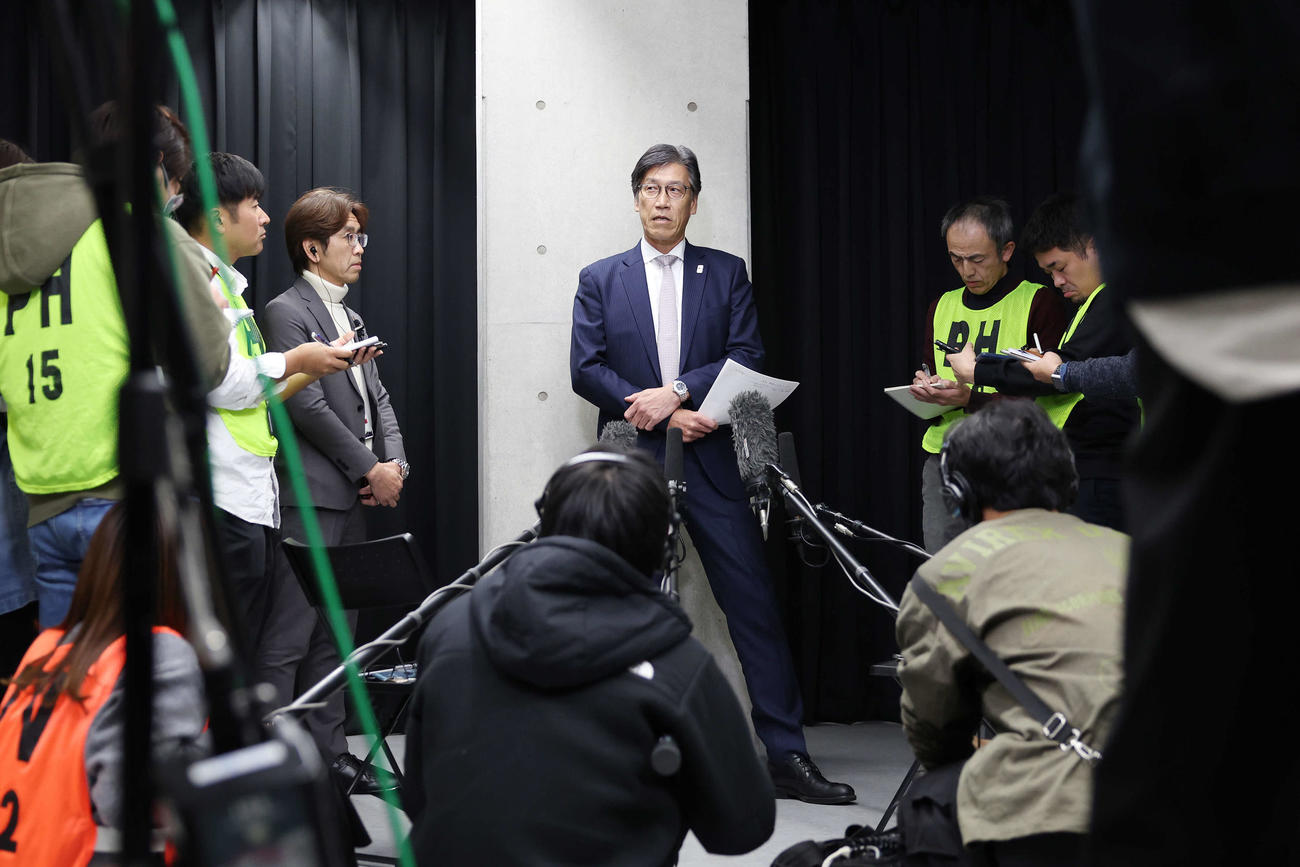 囲み取材で話す日本バスケットボール協会の渡辺事務総長（撮影・宮地輝）