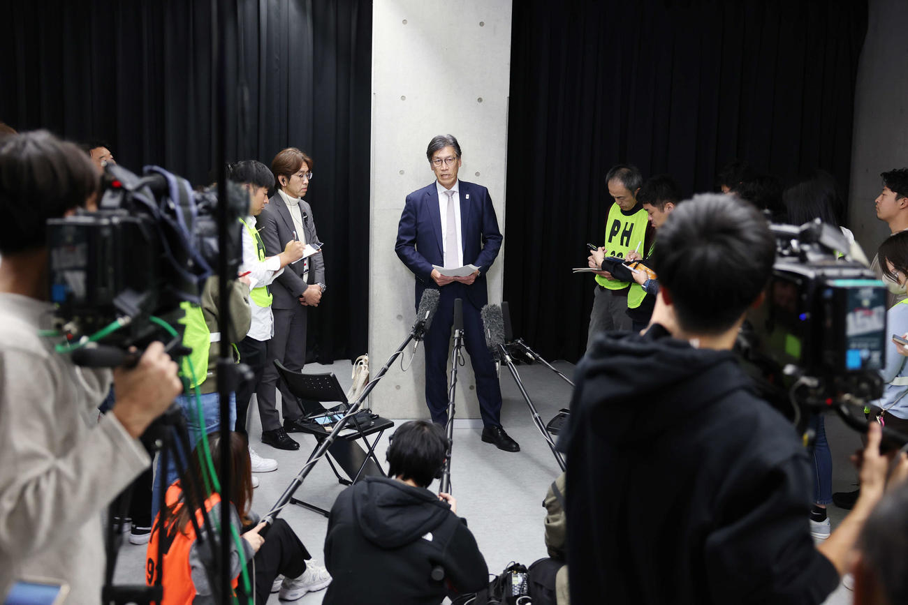 囲み取材で話す日本バスケットボール協会の渡辺事務総長（撮影・宮地輝）