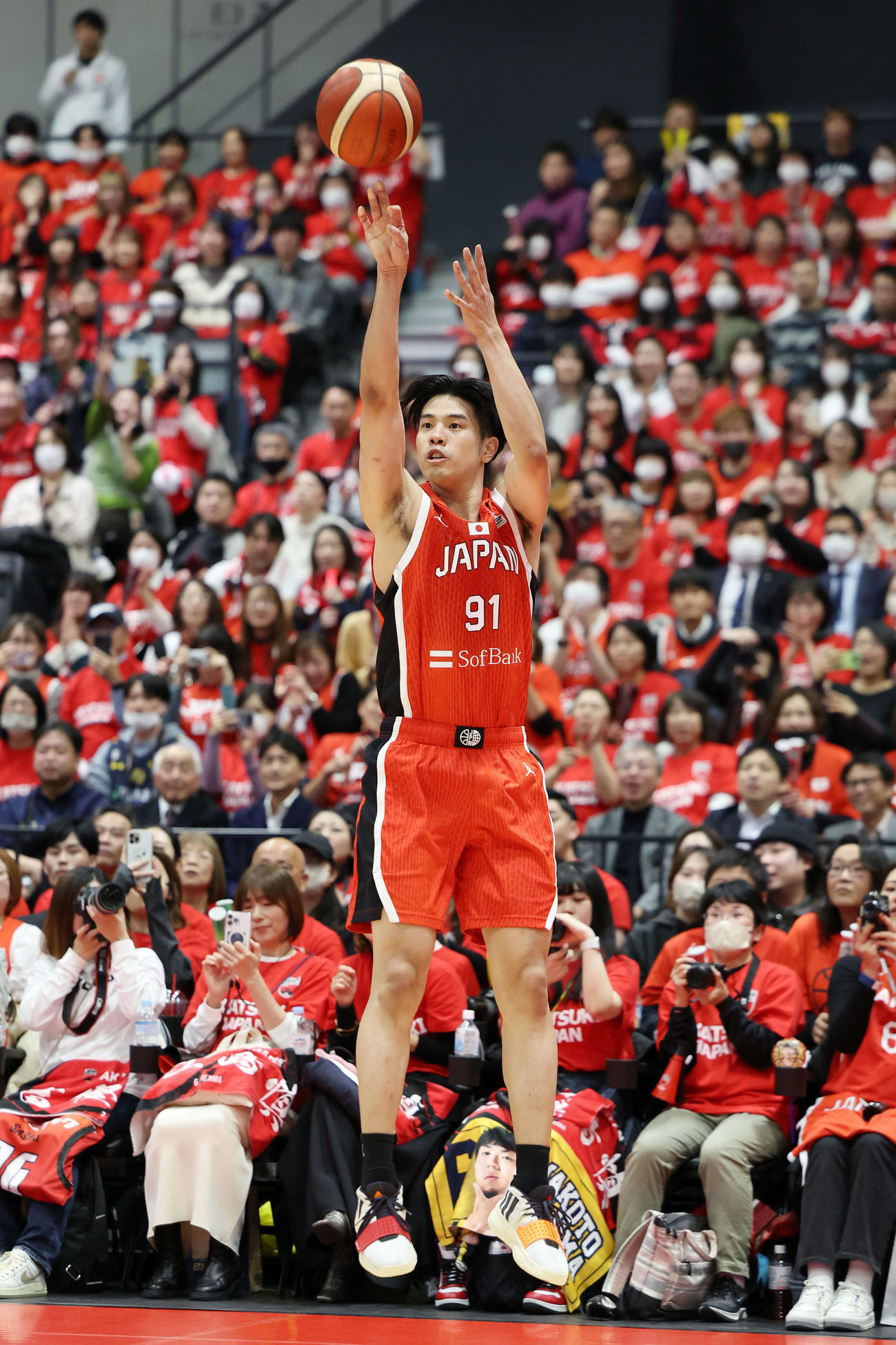 日本対モンゴル　第3Q、3点シュートを決める吉井（撮影・宮地輝）