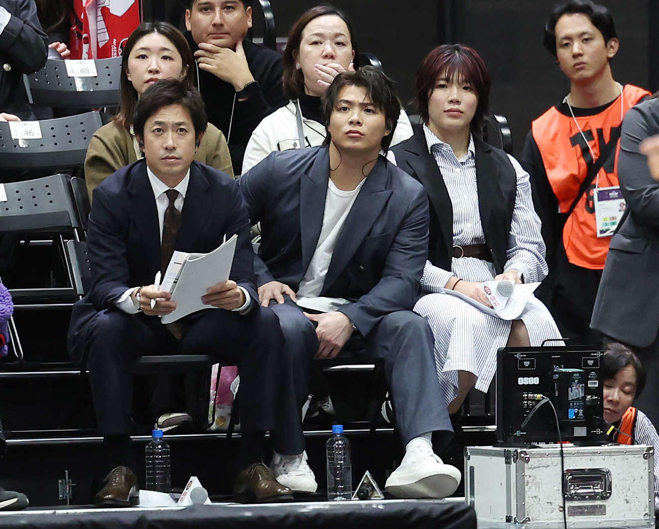 日本対モンゴル　観戦する阿部一二三（撮影・宮地輝）
