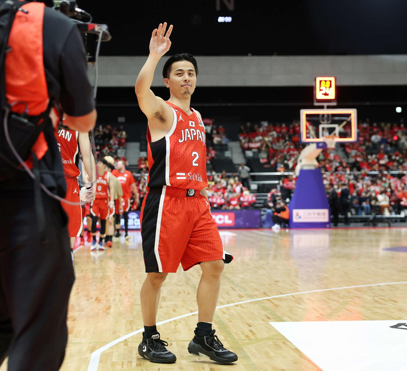 日本対モンゴル　勝利し、ファンの声援に応える富樫（撮影・宮地輝）