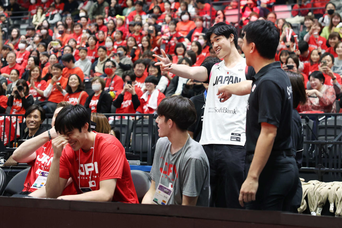 日本対モンゴル　試合前、比江島ポーズをとる渡辺雄太（撮影・宮地輝）