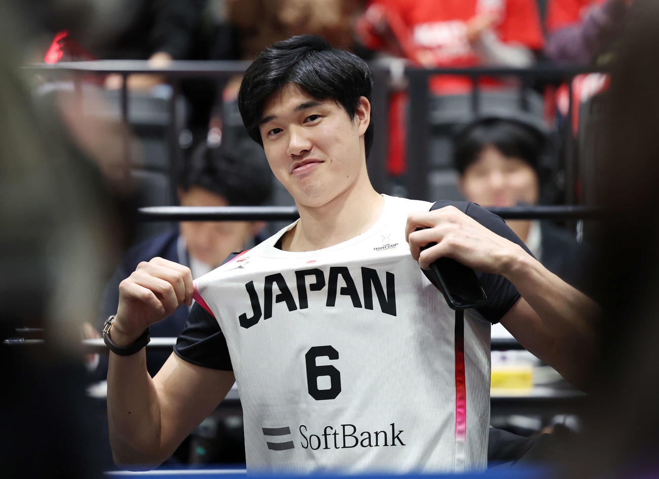 日本対モンゴル　試合前、比江島のユニホームをアピールする渡辺雄（撮影・宮地輝）
