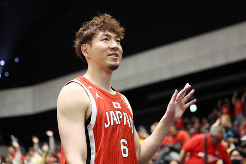 日本対モンゴル　勝利し、ファンの声援に応える比江島（撮影・宮地輝）