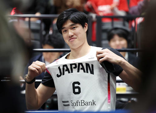 日本対モンゴル　試合前、比江島のユニホームをアピールする渡辺雄（撮影・宮地輝）
