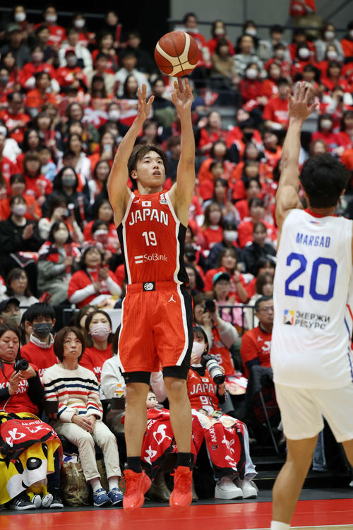 日本対モンゴル　第1Q、3点シュートを決める西田（撮影・宮地輝）