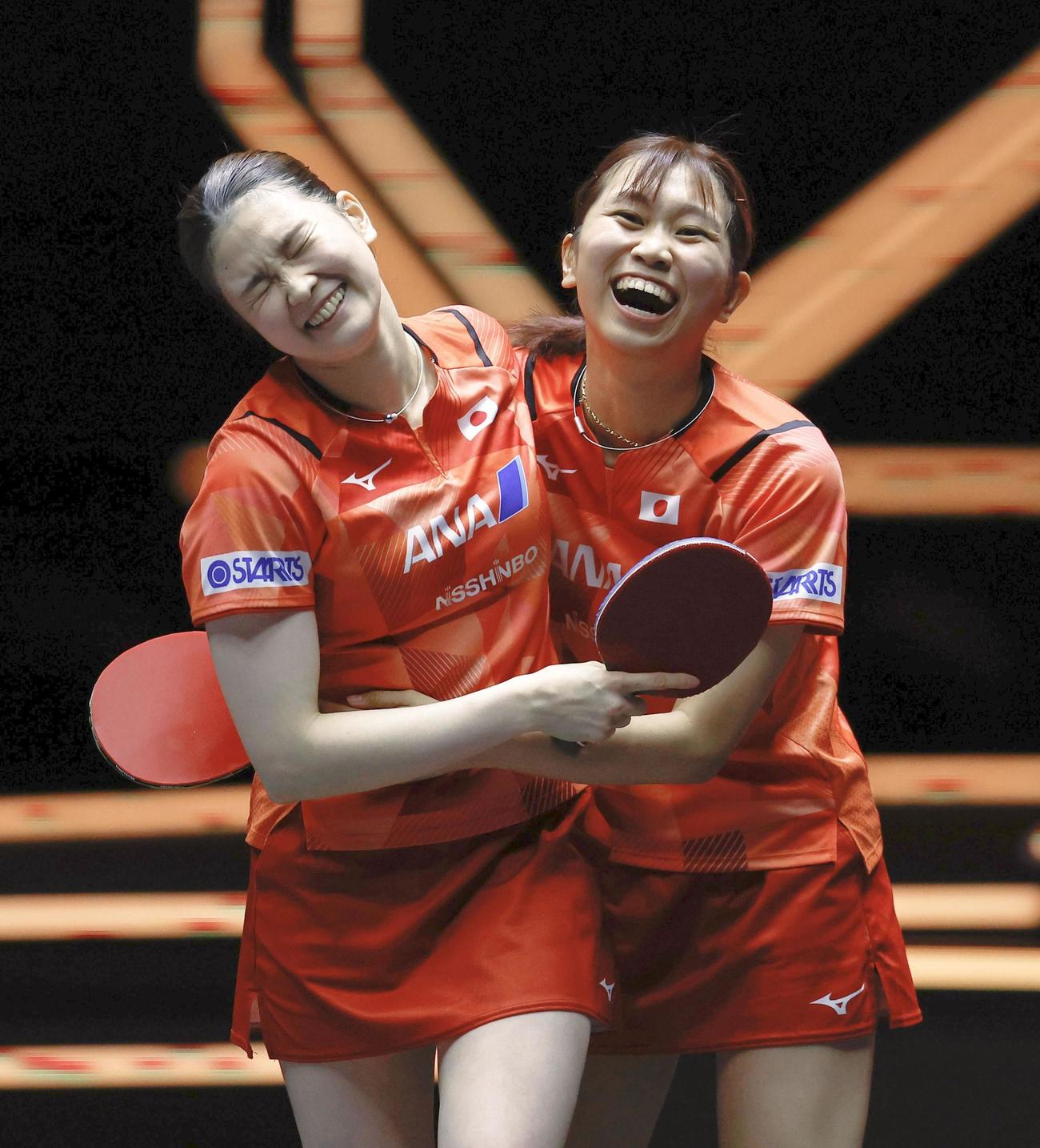 女子ダブルス1回戦で中国ペアに勝利し喜ぶ佐藤瞳（右）、橋本帆乃香組（共同）