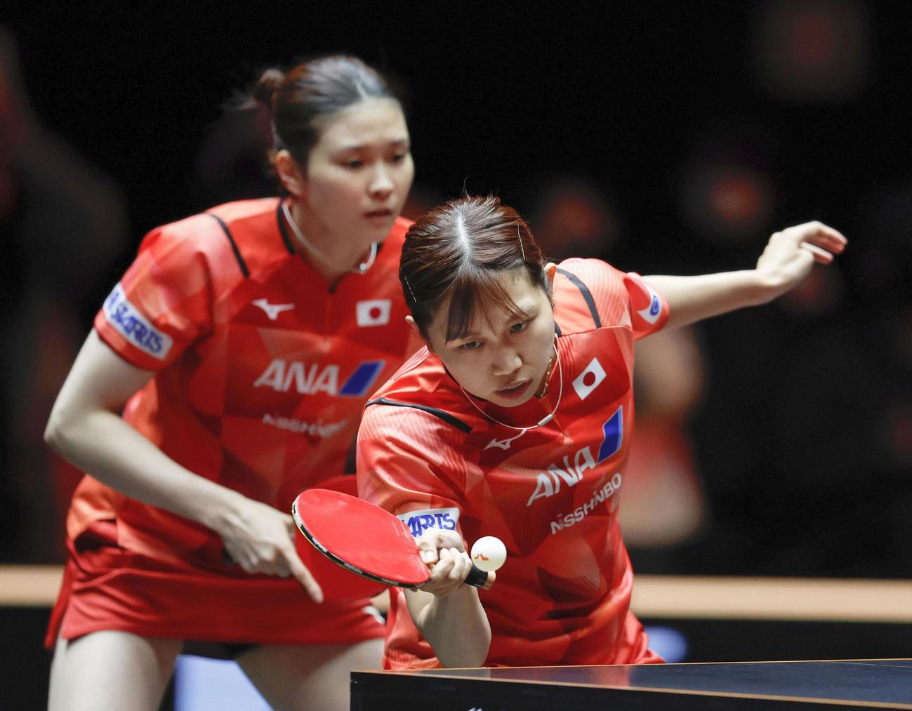 女子ダブルス1回戦　中国ペアと対戦する佐藤瞳（手前）、橋本帆乃香組（共同）