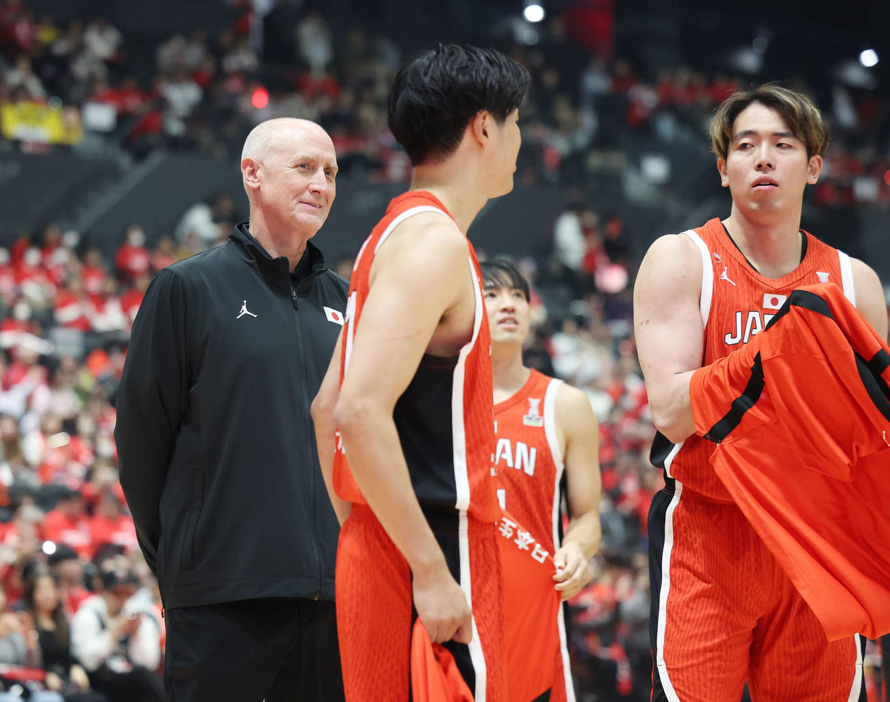 日本対モンゴル　試合前、選手たちを見守るホーバス監督（撮影・宮地輝）