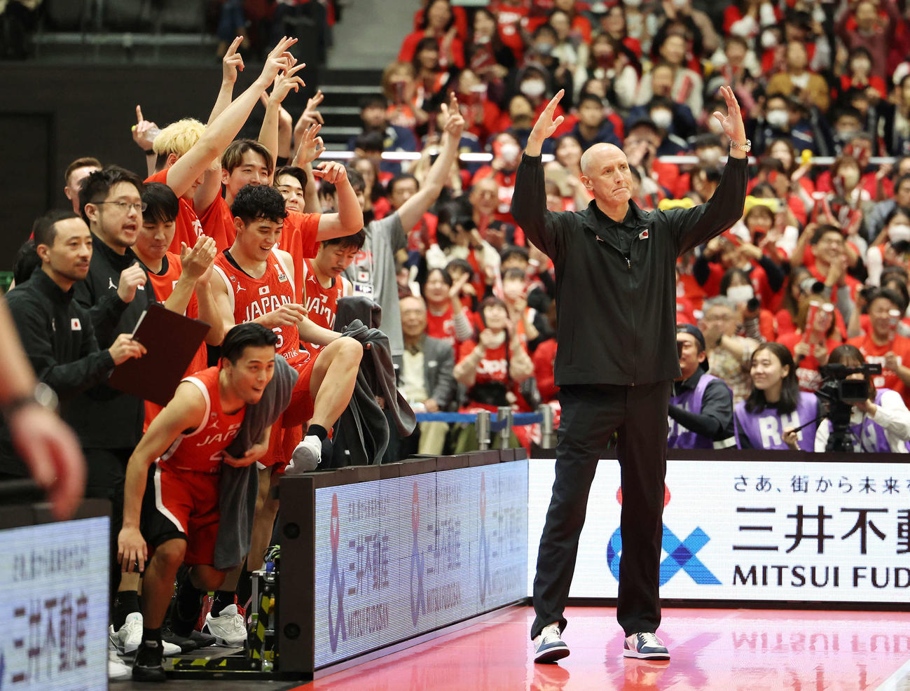 日本対モンゴル　第4Q、西田が3点シュートを決め、ポーズをとるホーバス監督（右）と選手たち（撮影・宮地輝）