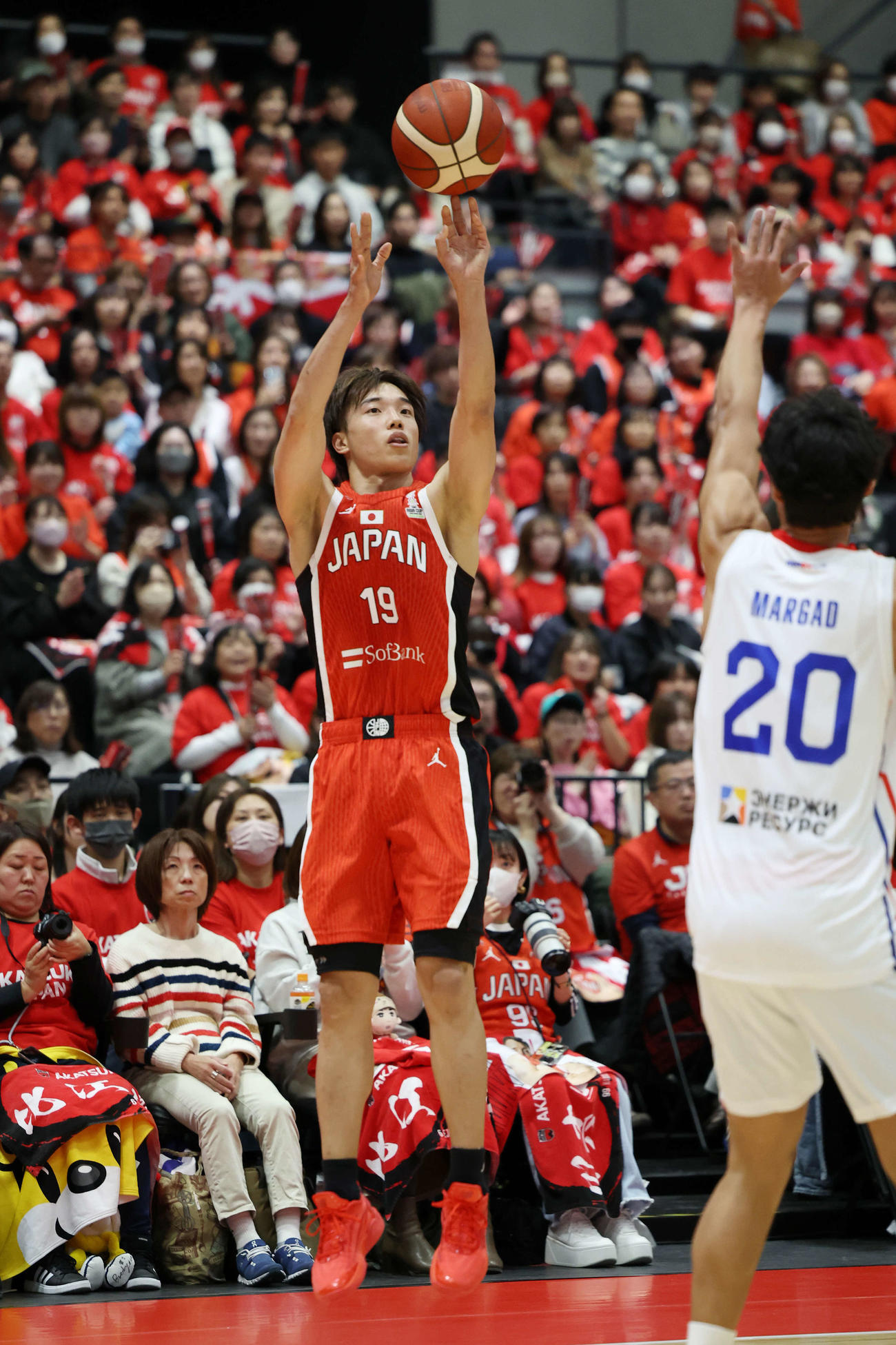 日本対モンゴル　第1Q、3点シュートを決める西田（撮影・宮地輝）