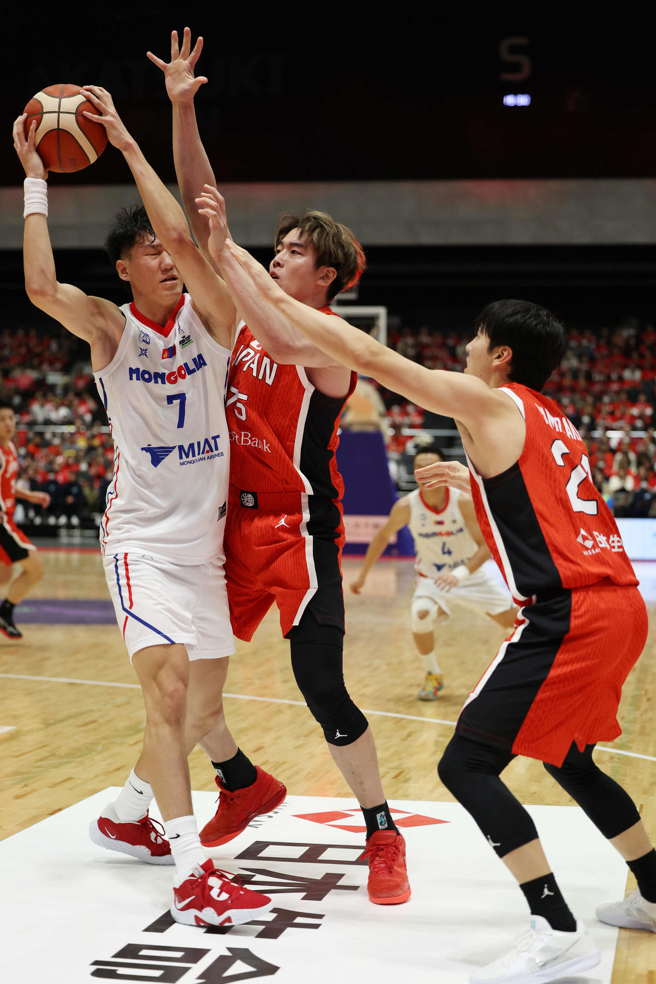 日本対モンゴル　第2Q、厳しい守備を見せる井上（中央）と山崎（右）（撮影・宮地輝）