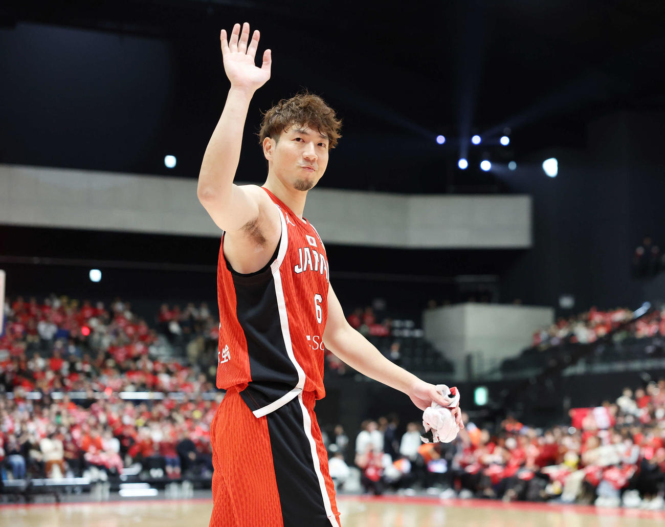 日本対モンゴル　勝利し、ファンの声援に応える比江島（撮影・宮地輝）