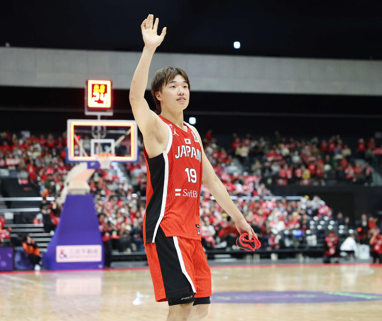 日本対モンゴル　勝利し、ファンの声援に応える西田（撮影・宮地輝）