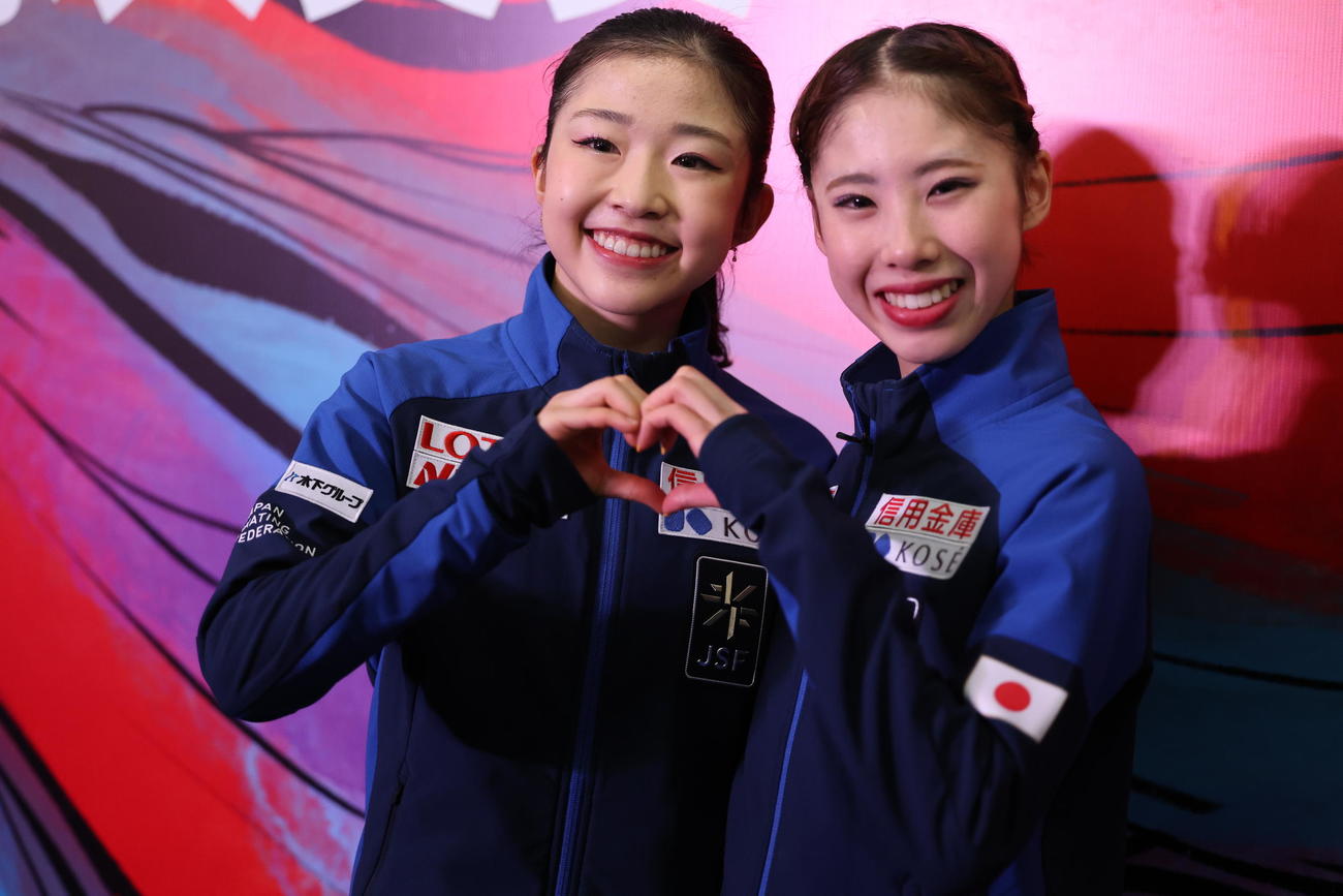プレスカンファレンスを終えて2人でポーズを取る千葉（左）と住吉