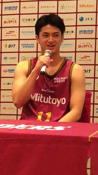 B1川崎に特別指定選手として加入した日大4年の米須玲音は会見で笑顔をみせる（撮影・沢田啓太郎）