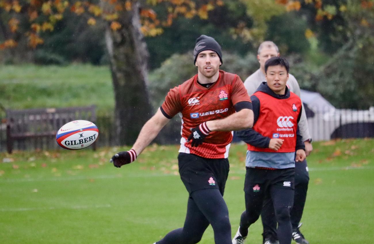 19日、イングランド戦に向けての練習でパスする日本代表SOニコラス・マクカラン（左）（C）JRFU