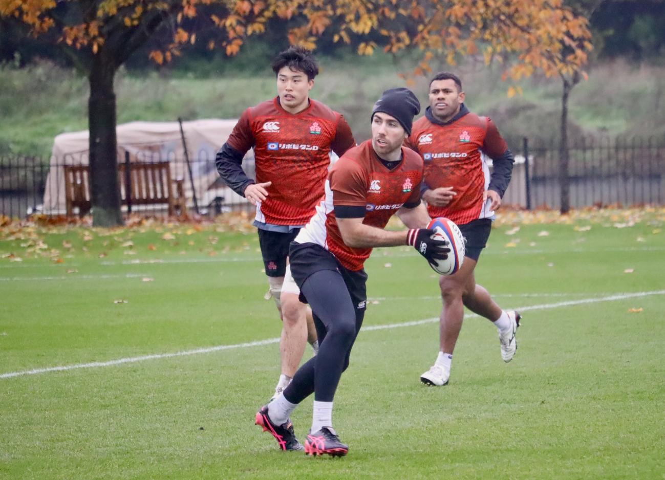 19日、イングランド戦に向けての練習でパスする日本代表SOニコラス・マクカラン（中央）（C）JRFU