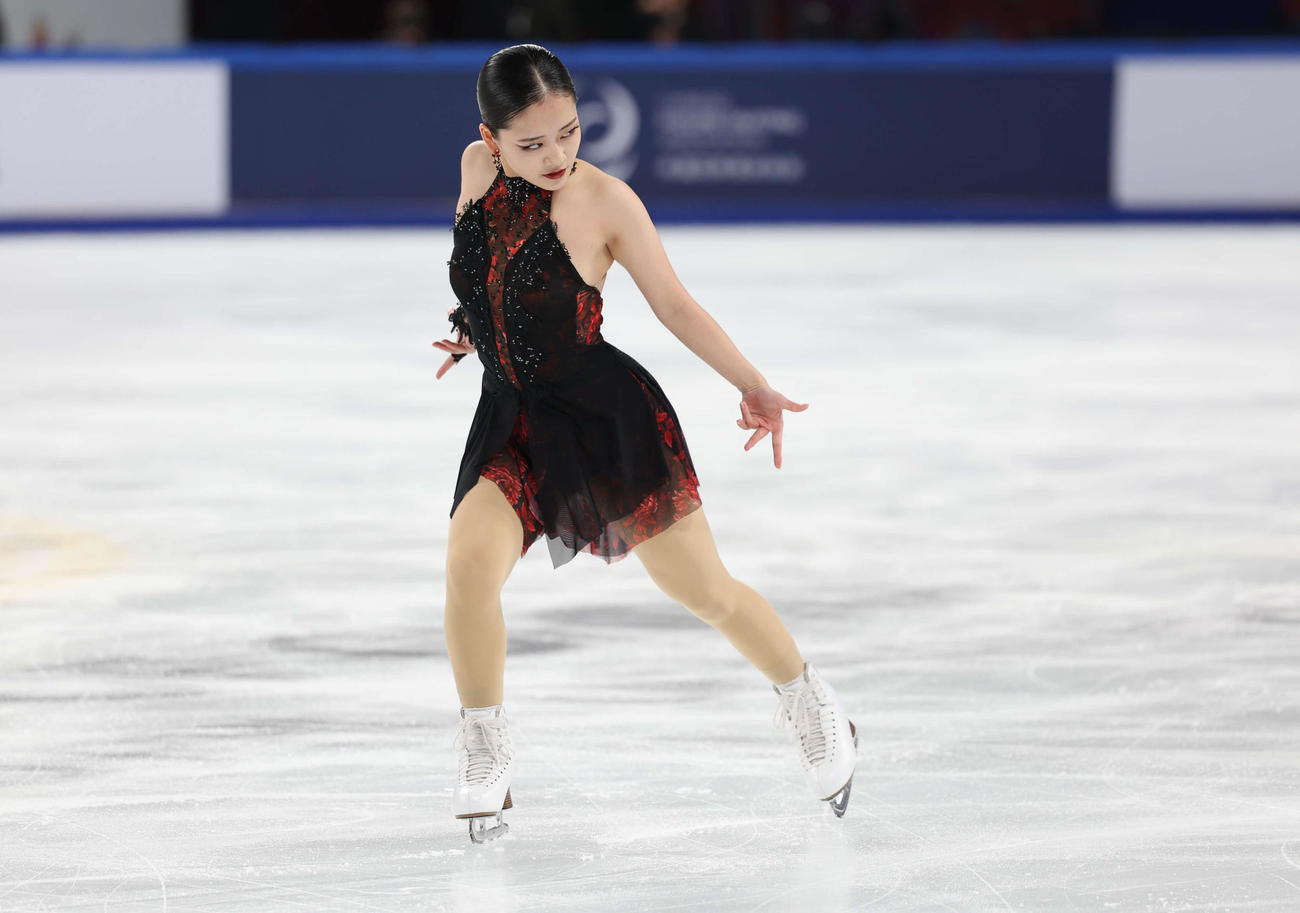 フリーの演技冒頭でポーズを決める渡辺
