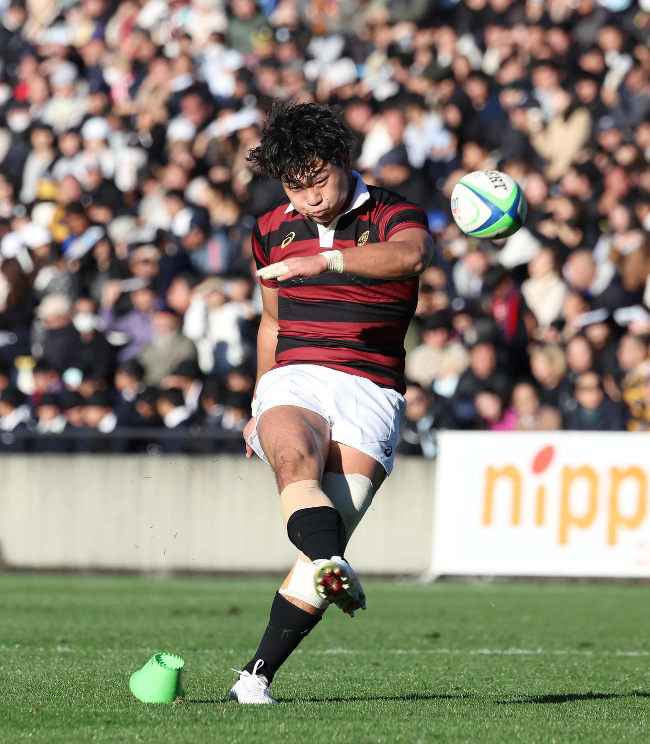 ラグビー関東大学対抗戦　慶大対早大　前半、コバージョンキックを決める早大CTB野中（撮影・丹羽敏通）