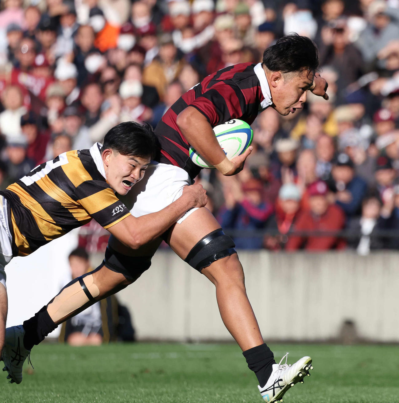 慶大対早大　前半、早大NO8鈴木は慶大FB伊吹のタックルを振り切りゴール左へトライを決める（撮影・丹羽敏通）