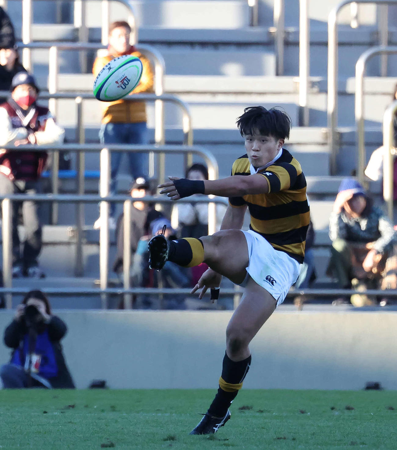 ラグビー関東大学対抗戦　慶大対早大　後半、早大SO服部亮太をタックルで止める慶大WTB小野沢（撮影・丹羽敏通）