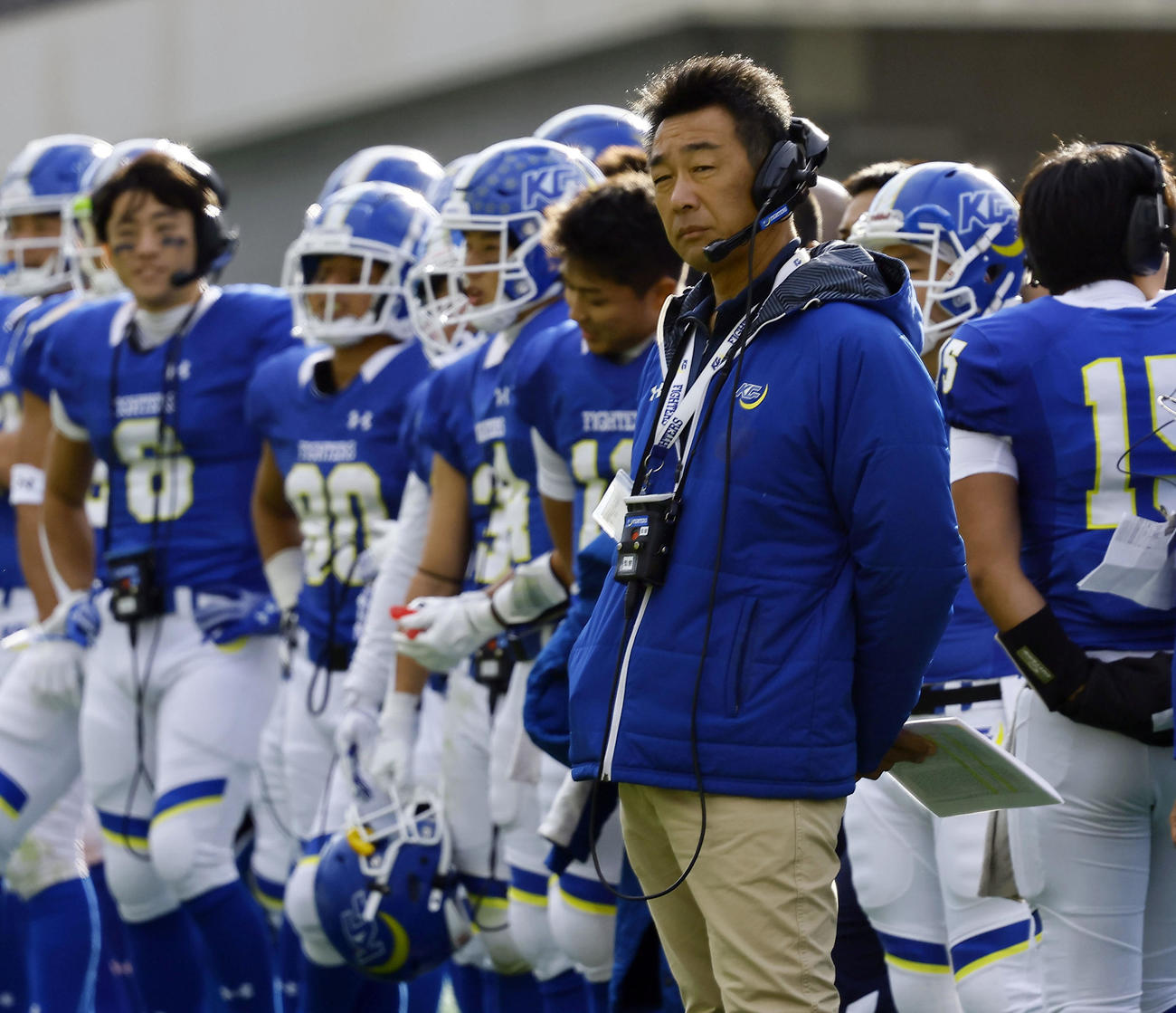 関学大対慶大　試合を見つめる関学大・大村監督（撮影・藤尾明華）
