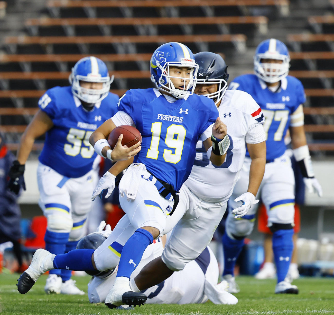 全日本大学アメリカンフットボール選手権・準々決勝　関学大対慶大　第2Q、ランで抜け出し攻め込む関学大・星野（撮影・藤尾明華）