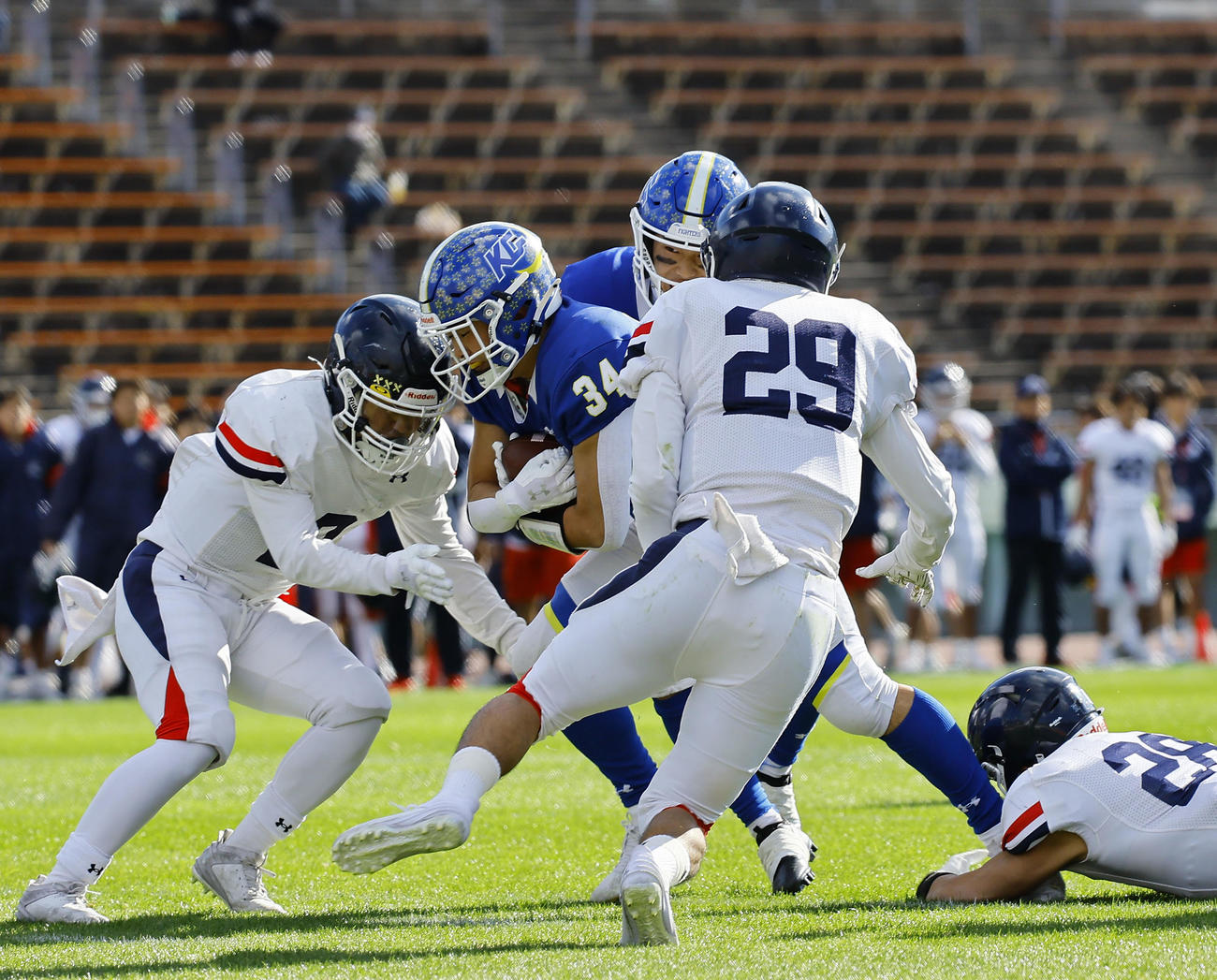 関学大対慶大　第1Q、ボールを持ち込みそのままTDを決める関学大・伊丹（中央）（撮影・藤尾明華）