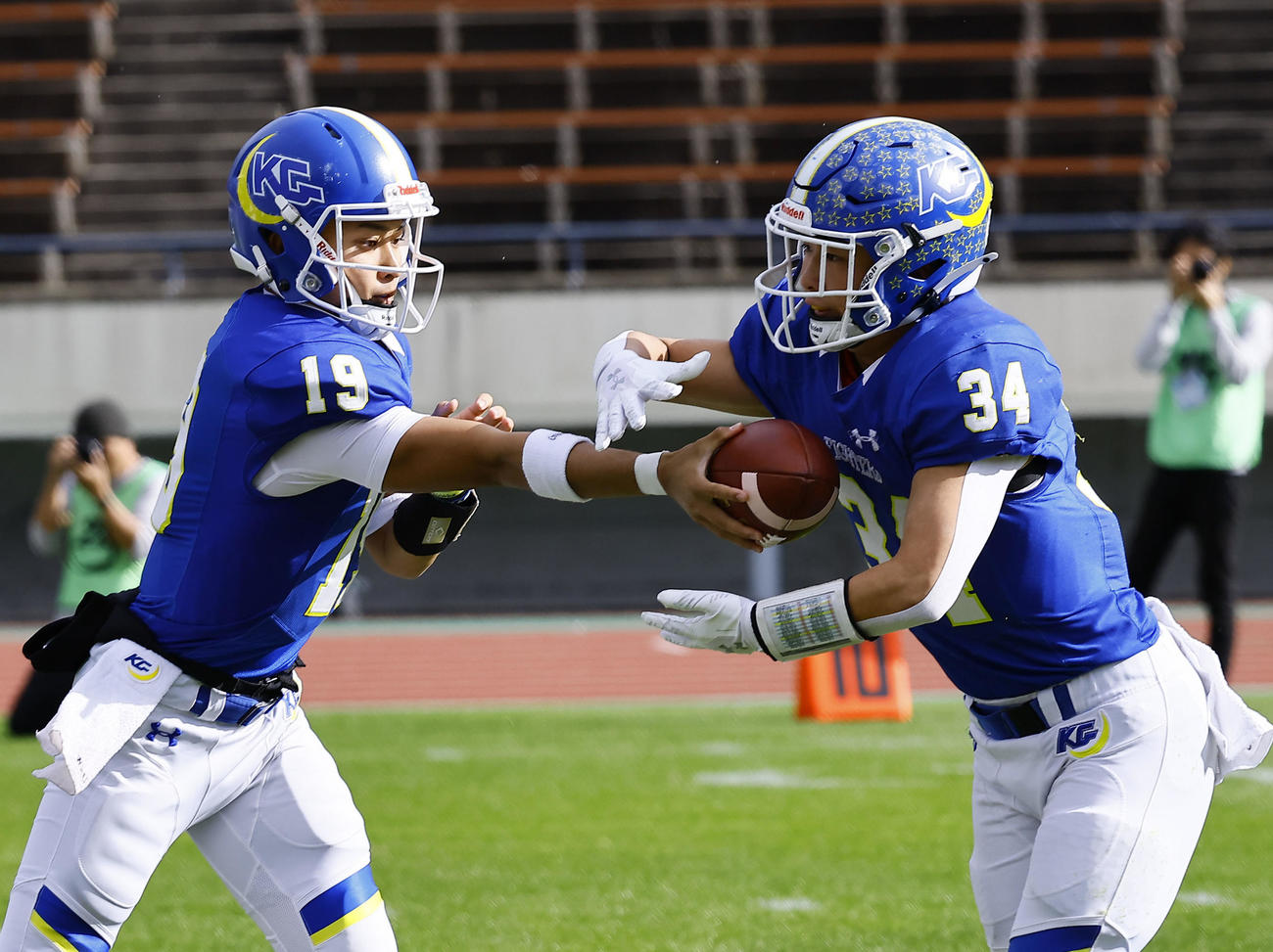 全日本大学アメリカンフットボール選手権・準々決勝　関学大対慶大　第1Q、伊丹（右）にパスする関学大・星野（撮影・藤尾明華）