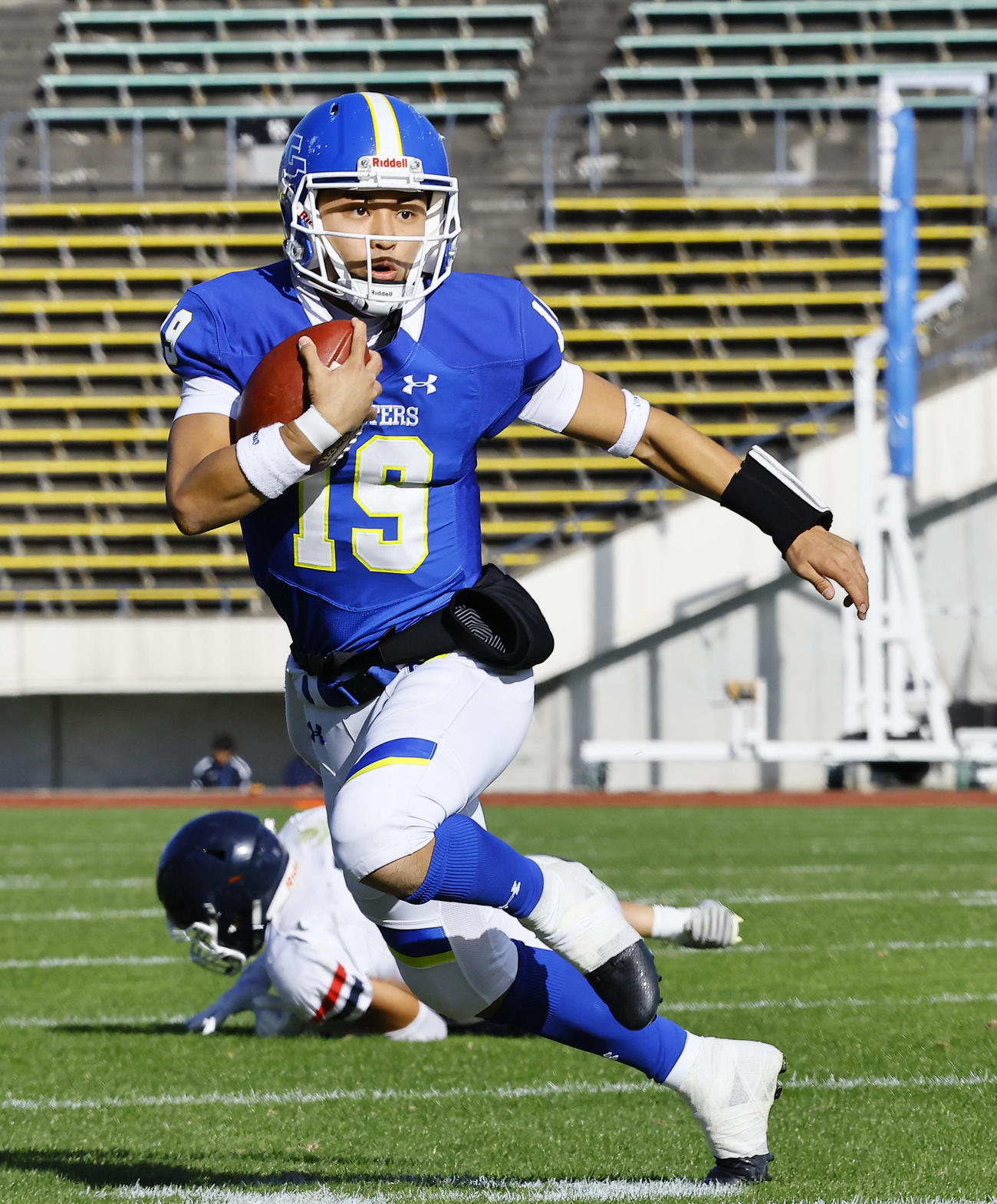 全日本大学アメリカンフットボール選手権・準々決勝　関学大対慶大　第2Q、ランで抜け出し攻め込む関学大・星野（撮影・藤尾明華）