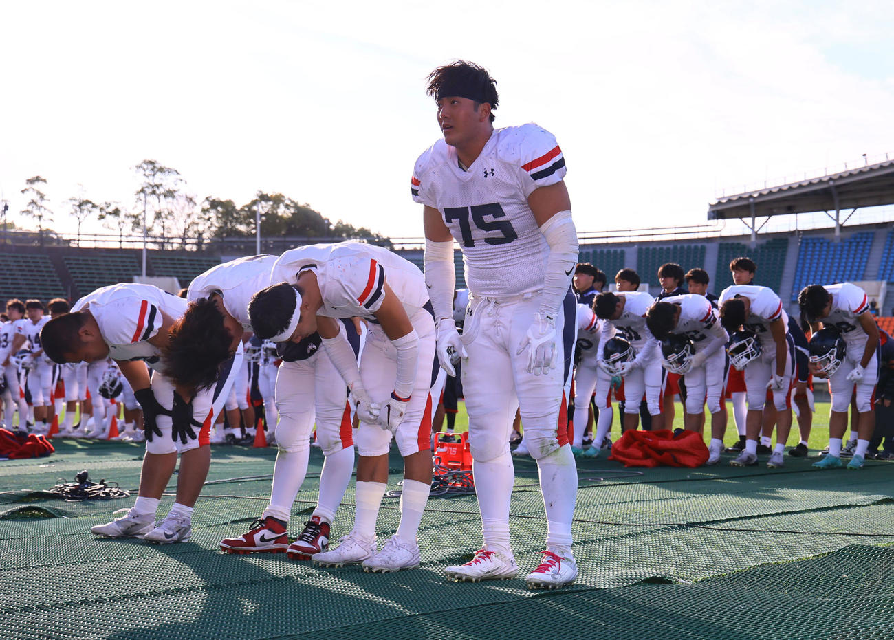 関学大対慶大　関学大に敗れ、スタンドにあいさつする石塚（手前右）ら慶大の選手たち（撮影・藤尾明華）