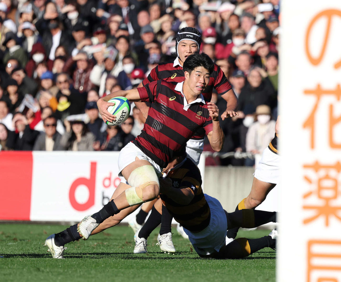 慶大対早大　前半、早大FB矢崎は巧みなステップで慶大のタックルをかわしてトライを決める（撮影・丹羽敏通）
