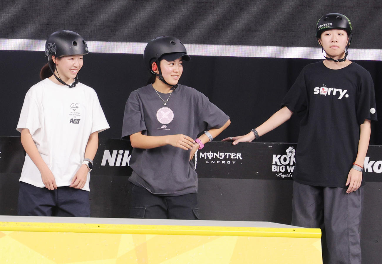 ケートボードチャンピオンシップツアー東京　女子予選に臨む、左から吉沢、中山、赤間（撮影・野上伸